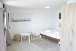 Villa-Oceanus-Beach-Level-Room
