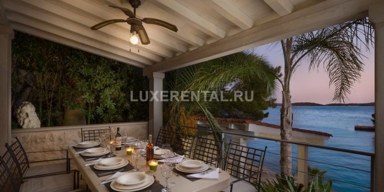 Villa-Oceanus-Middle-Level-Outdoor-Dining-002