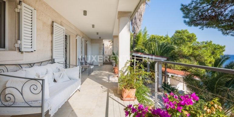 Villa-Oceanus-Middle-Level-Outdoor-Terrace-002
