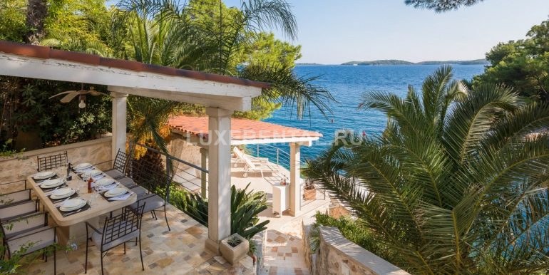 Villa-Oceanus-Middle-Level-Outdoor-Terrace-003
