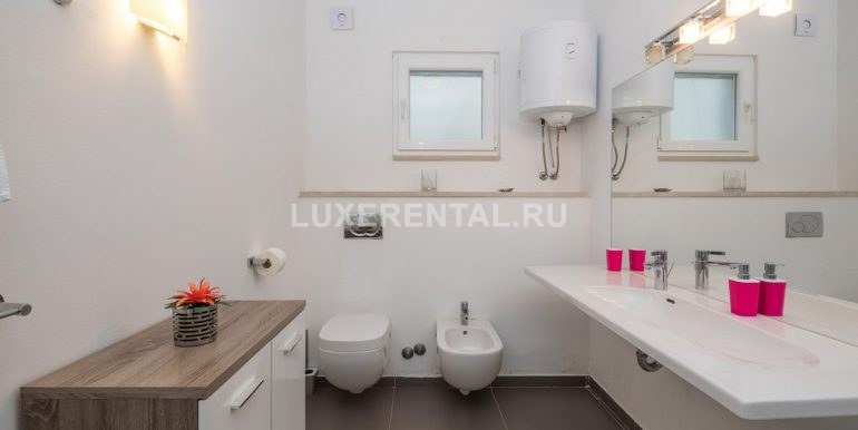 Villa-Oceanus-Middle-Level-Room2-En-Suite-Bathroom-002
