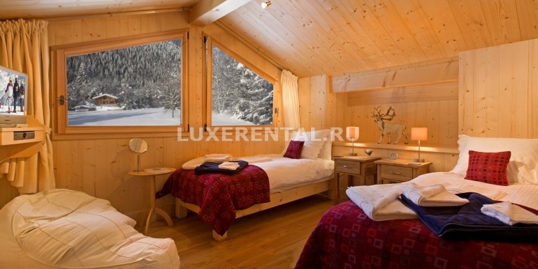 Chalet Lumiere Twin Bedroom Setup