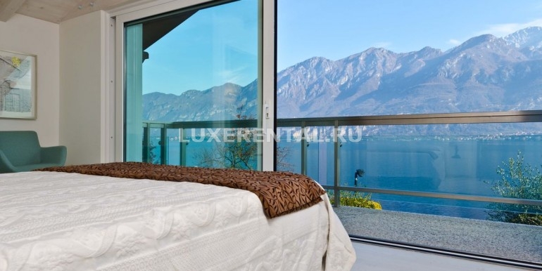 11505-main-bedroom-side-view-smaller-villa