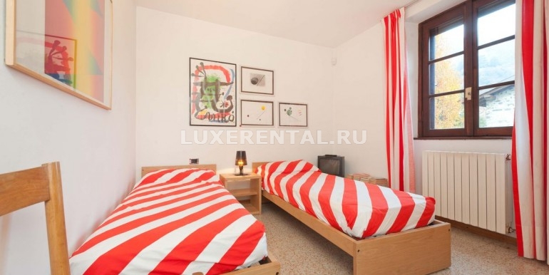 11507-red-twin-bedroom-main-villa