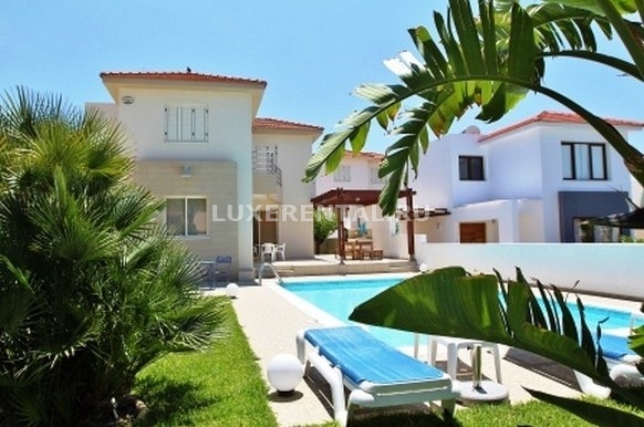 villa and pool 2