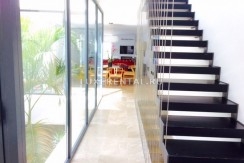 Escalera jardin interior