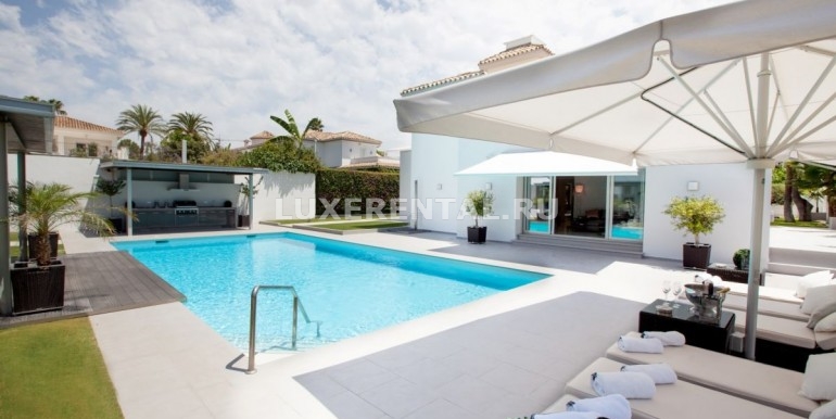 villa_rent_paraiso_barronal_sunbeds_pool