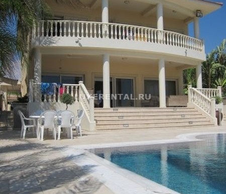 villa and pool 1