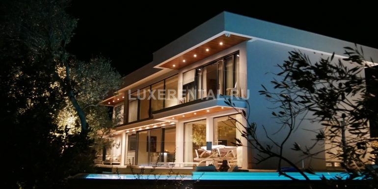 Boka-Rock-by-Night