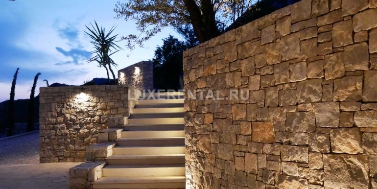 Entrance-stairs_up_web