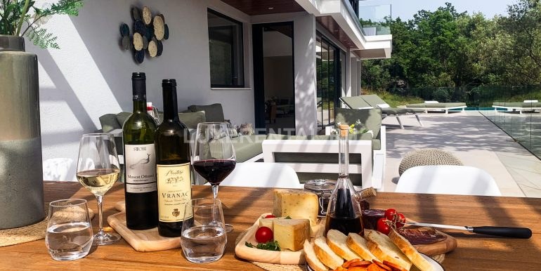 Wine-with-beautiful-view-at-the-Boka-Bay