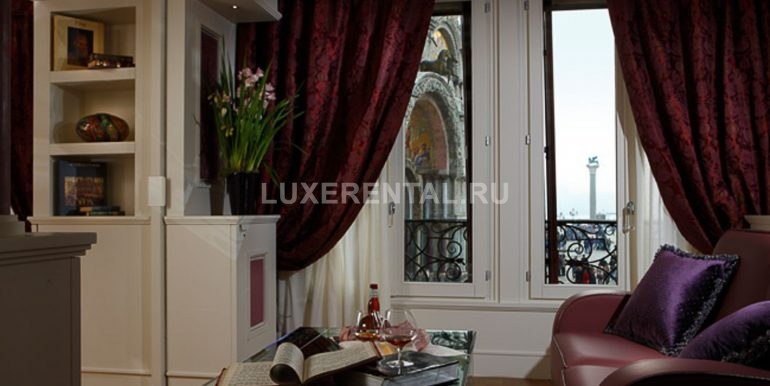 apartment-venice-italy-festival-carnival-canaletto-suite-cover