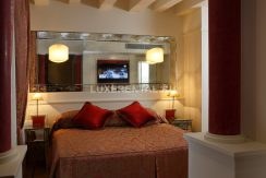 apartment-venice-italy-festival-carnival-canaletto-suite-red-bed-1