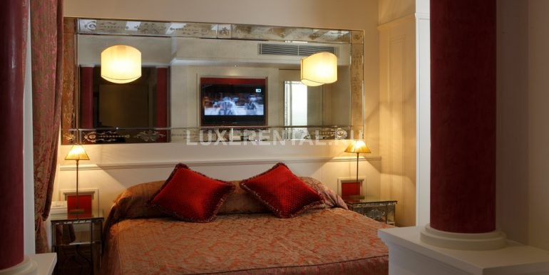 apartment-venice-italy-festival-carnival-canaletto-suite-red-bed-1
