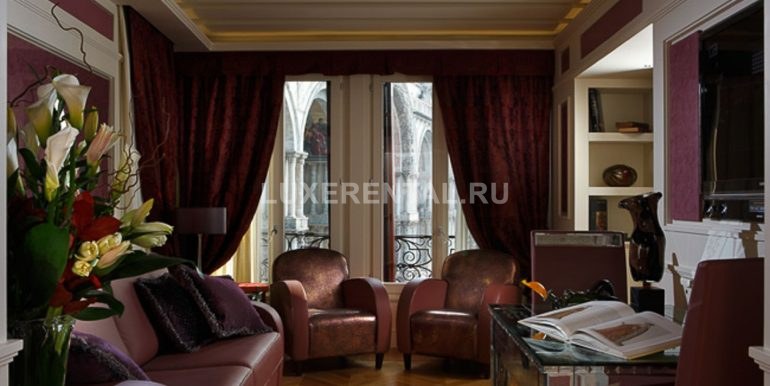 apartment-venice-italy-festival-carnival-canaletto-suite-red-liv-1