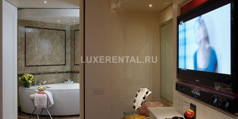 apartment-venice-italy-festival-carnival-canaletto-suite-red-liv-5