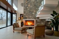 cosy-living-with-fireplace-e1646499332146