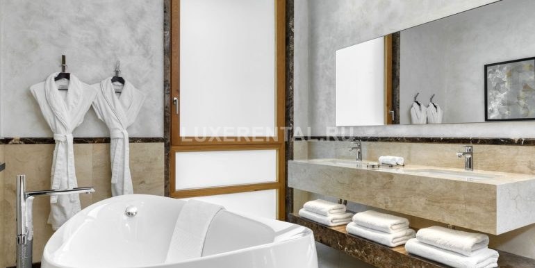 Parklane Limassol - Accommodation - Park Villa 2 bed - Bathroom LR