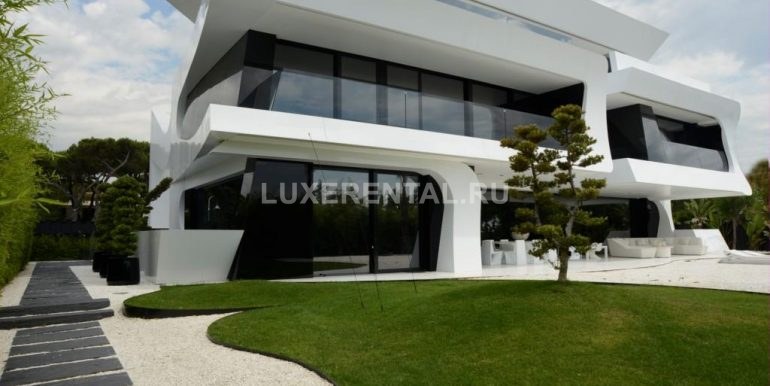 Modern style villa for rent on the first sea line-007