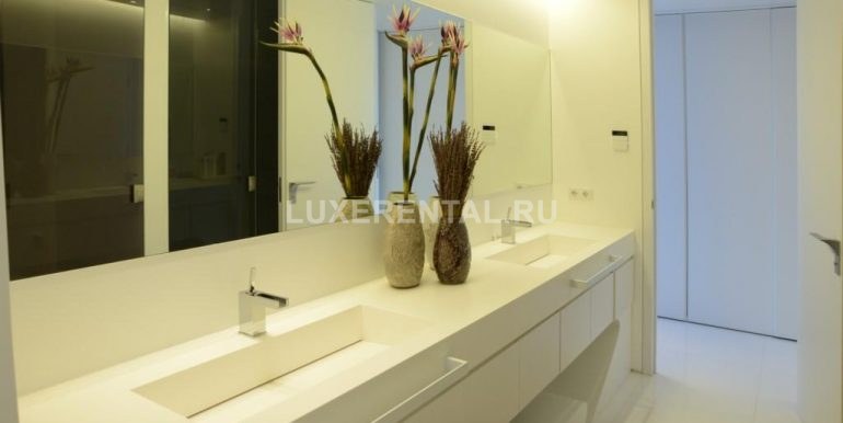 Modern style villa for rent on the first sea line-033