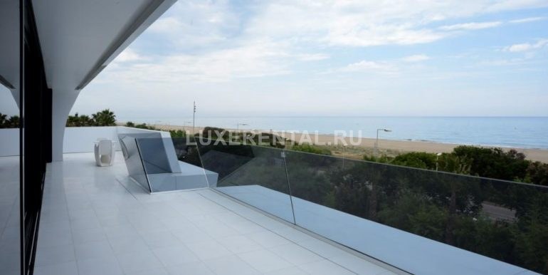 Modern style villa for rent on the first sea line-036