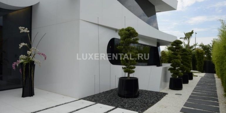 Modern style villa for rent on the first sea line-056