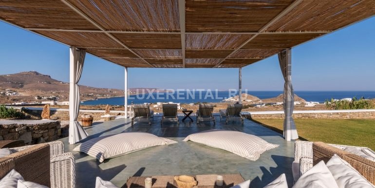 garden shaded lounge with sea view