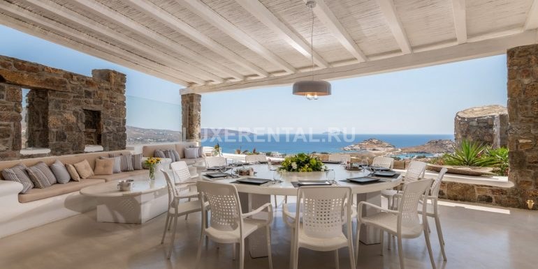 outdoor dining with sea view